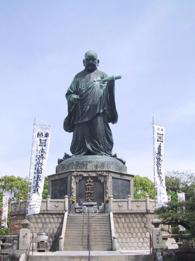 日蓮聖人銅像 福岡 博多の観光情報が満載 福岡市公式シティガイド よかなび