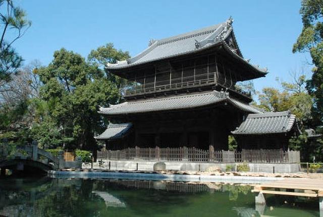 有美麗的大門和池塘的寺廟