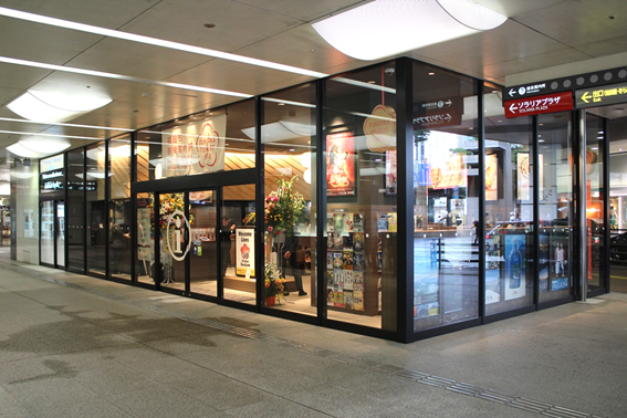 三越百貨「獅子廣場」內的福岡市旅客服務中心（天神）