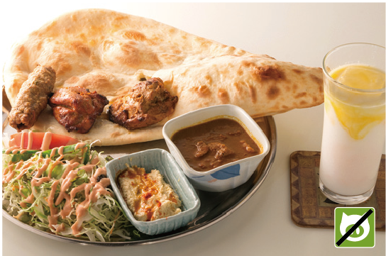Photo: Kebab set (curry, naan, chickpea dip, salad, drink) ¥1100; lunch from ¥650, dinner from ¥730　Ingredients: Beef, chicken, and other halal foods