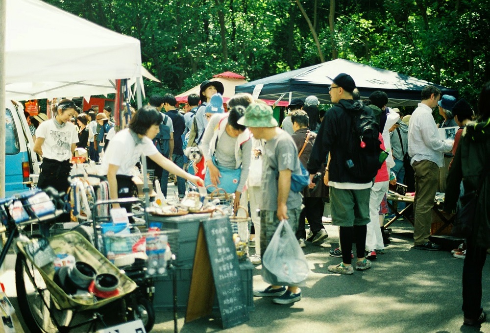 雑貨や食べ物 人との出会い 16年5月28日 29日は 楽しい を見つけに 護国神社 蚤の市 へ出かけてみませんか 福岡 博多の観光情報が満載 福岡市公式シティガイド よかなび