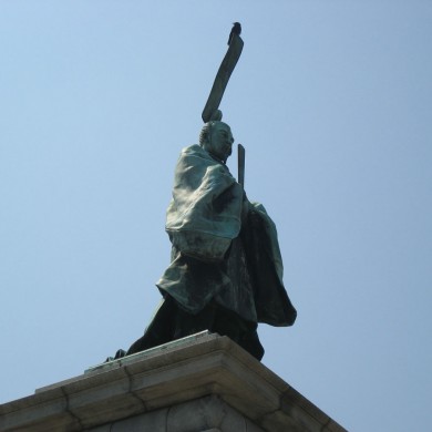 銅造亀山上皇立像
