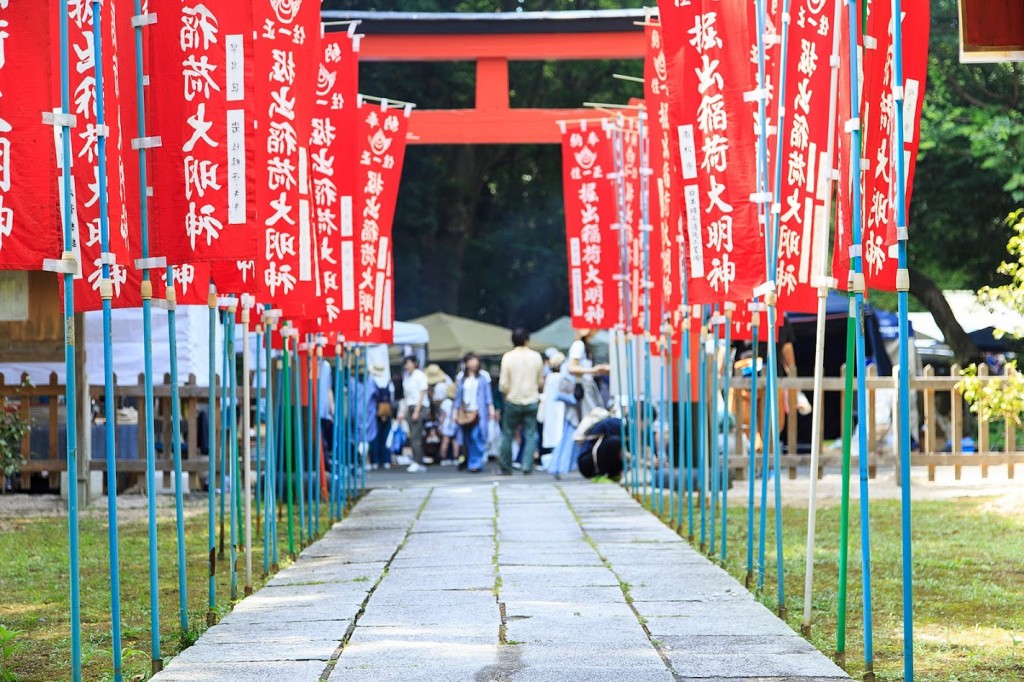 第29回 護国神社 蚤の市 護国神社 福岡 博多の観光情報が満載 福岡市公式シティガイド よかなび