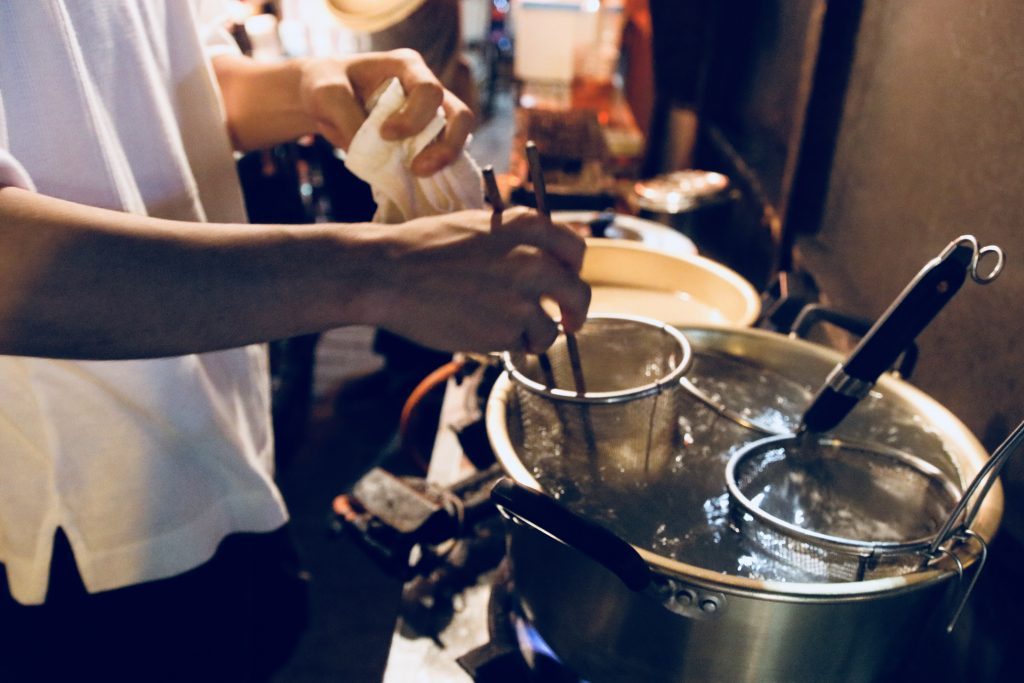 本場博多の屋台でラーメン作りを体験!!ご自分で作ったラーメンを食べられるのはここだけ！