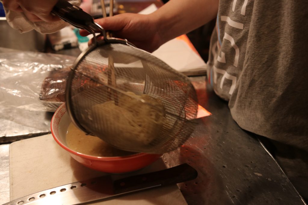 本場博多の屋台でラーメン作りを体験!!ご自分で作ったラーメンを食べられるのはここだけ！