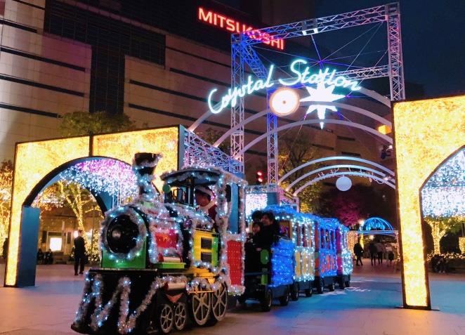 天神のクリスマスへ行こう 19 天神の街が魔法にかかるクリスマス イルミネーション列車や音楽と光の演出 Light Magic Show 福岡 博多の観光情報が満載 福岡市公式シティガイド よかなび