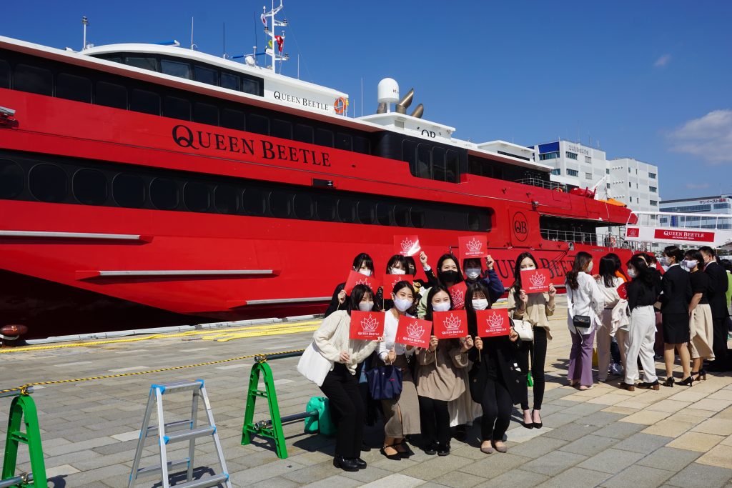 福岡 釜山間に就航予定の新しい高速客船 Queen Beetle が博多港に到着しました 福岡 博多の観光情報が満載 福岡市公式シティガイド よかなび