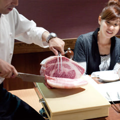 スタッフがお席でお肉を手切りするパフォーマンスも人気