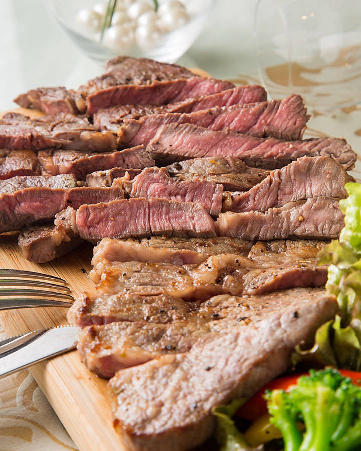 「牛ロースステーキ」は、旨み高まる加熱具合を注視