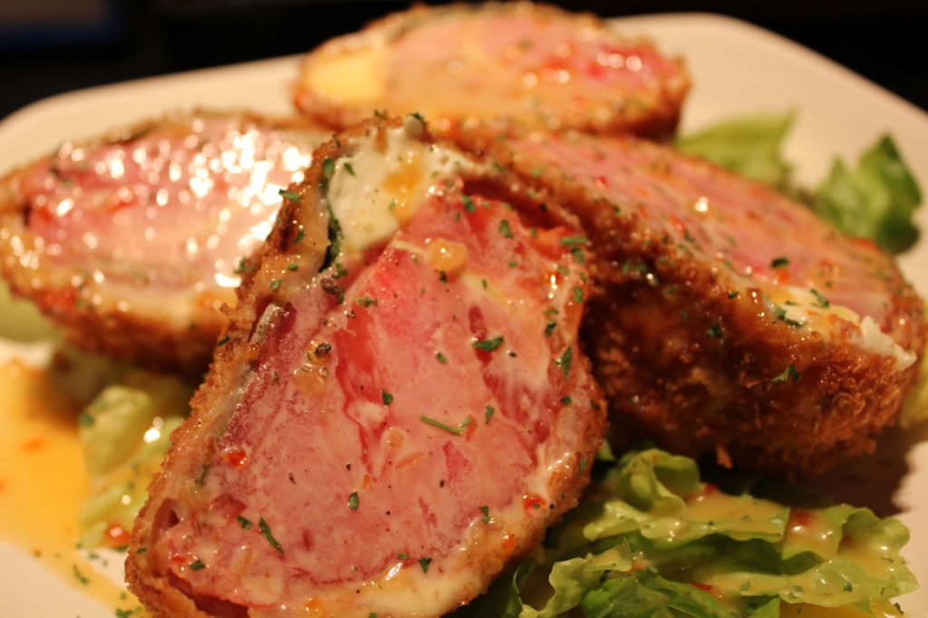 トマトとチーズを豚肉で巻いて揚げた「心ッケ」は当店人気No.1！