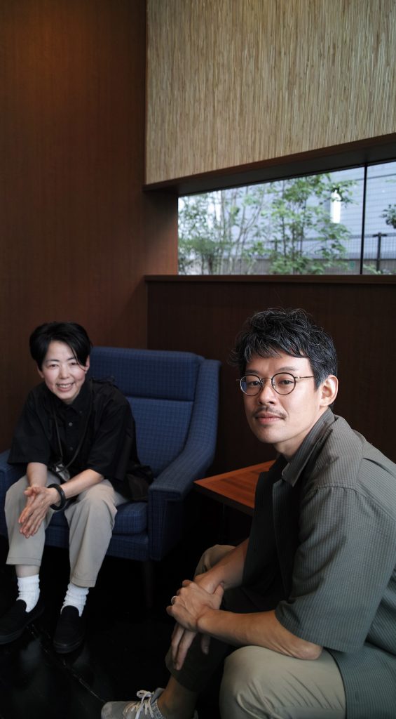左：CLICK COFFEE WORKS代表の古賀由美子さん 　右：『Standart Japan』 編集長の室本寿和さん