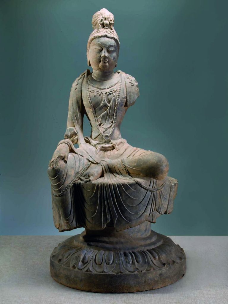 菩薩坐像　唐・7–8世紀　2000年洛陽市奉先寺遺跡出土　一級文物　龍門石窟研究院