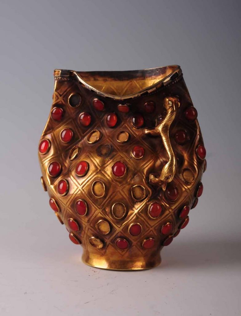 瑪瑙象嵌杯　5–7世紀　1997年イリ市昭蘇県ボマ古墓出土　一級文物　イリ州博物館