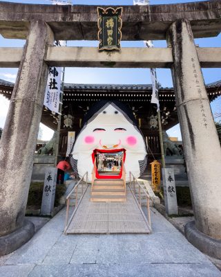 櫛田神社の大お多福面。