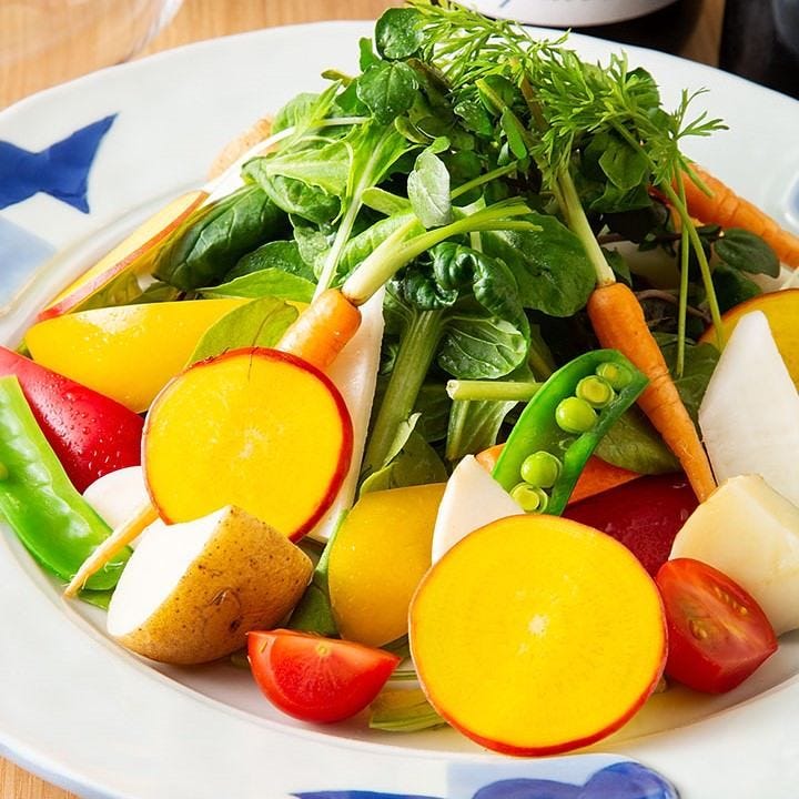 【サラダ】新鮮野菜がたっぷり！自家製ドレッシングでどうぞ