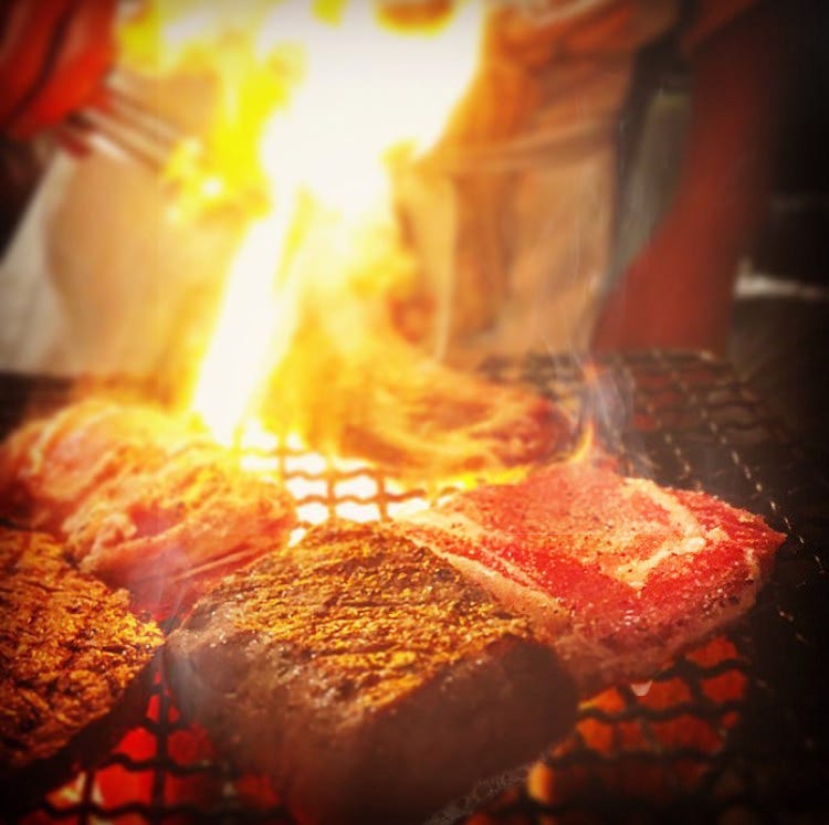 【お料理】炭火で焼く肉グリルは大人気！