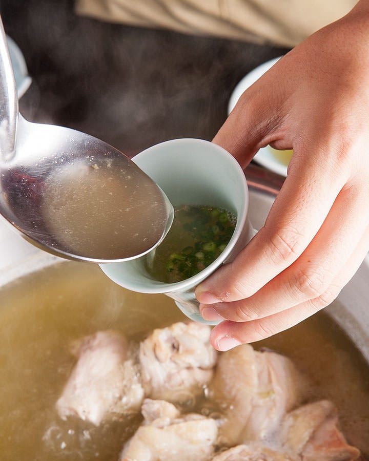 鶏がらで炊いた絶品スープを味わうのが水炊きの楽しみのひとつ