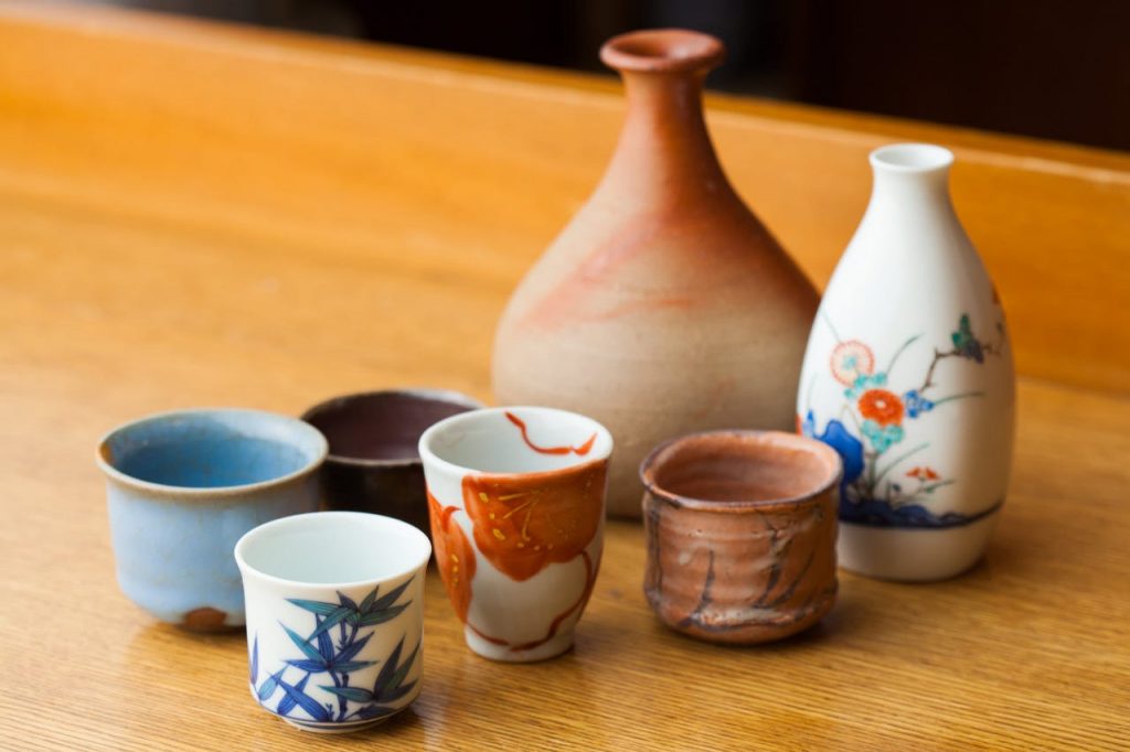 日本酒は料理の邪魔をしない純米酒が中心。好みの猪口が選べる。