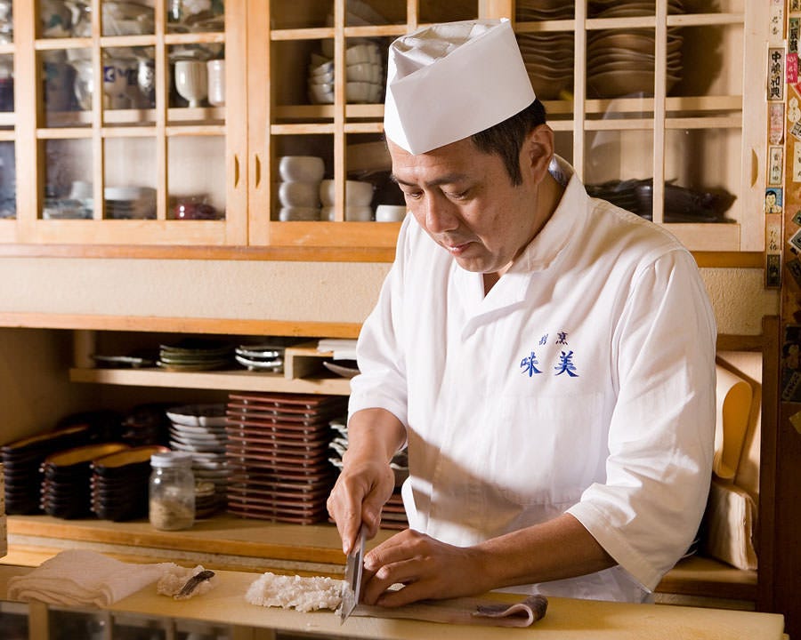 博多で数少ない鱧料理を提供する店としてファンを魅了している。