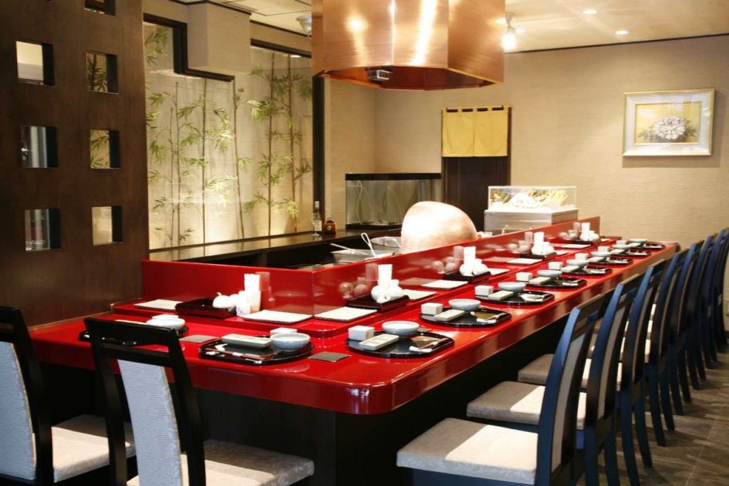 揚げたての天ぷらをカウンター席で召し上がれます。