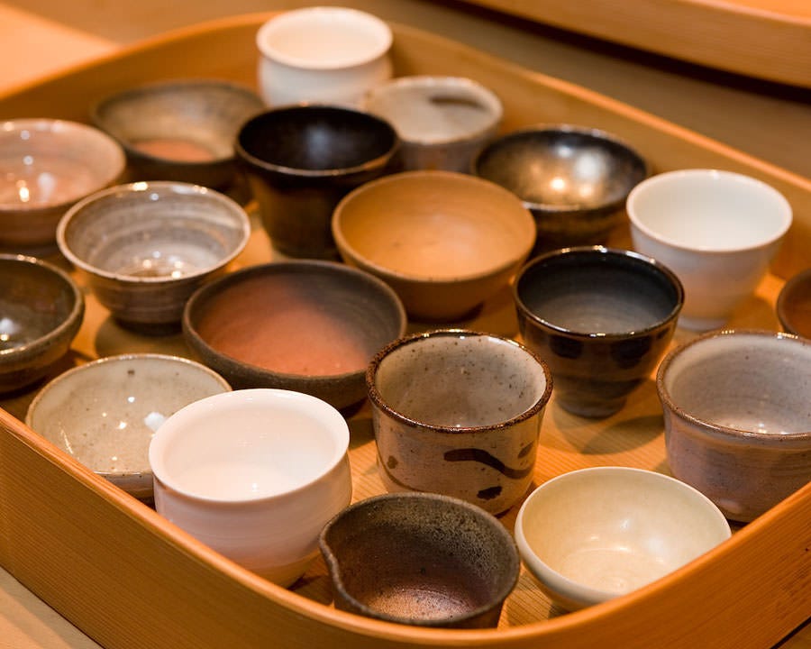 唐津の高名な陶芸作家の酒器の中から好みのものを選ぶ楽しみも。