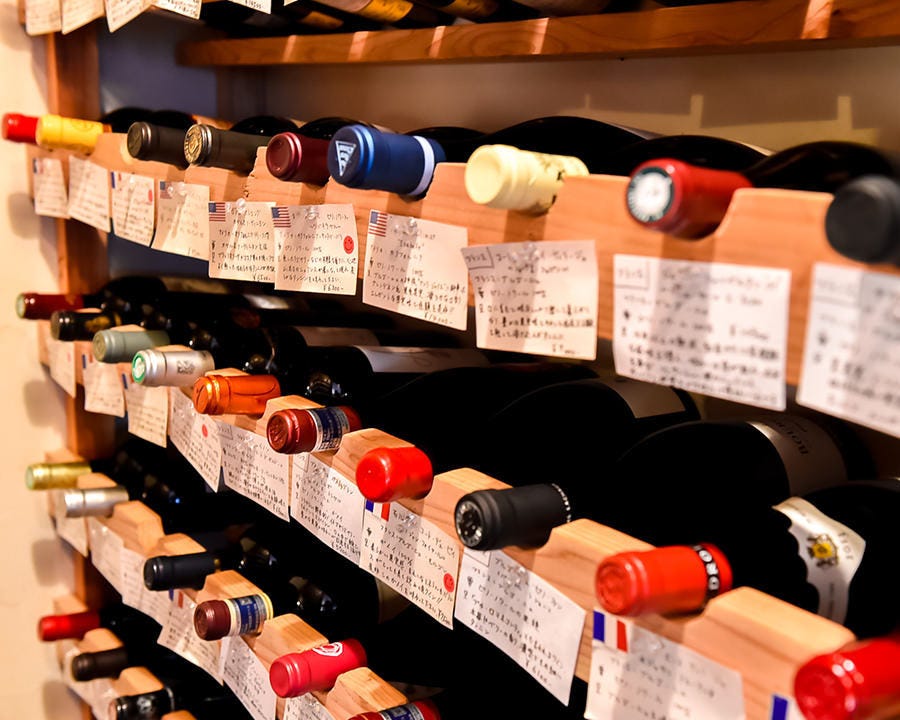 ワインセラーにはフランス産を中心に120〜130銘柄を揃える