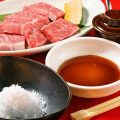 味わいに変化をつける当店特製タレと沖縄産のお塩をご用意。