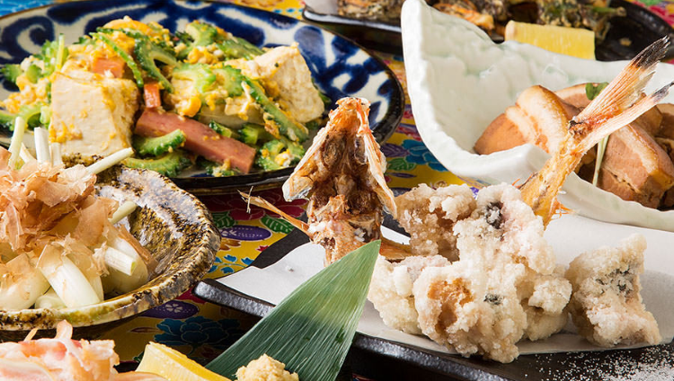 自慢の沖縄料理を揃えたお得に楽しむ宴会コースは2,000円〜！