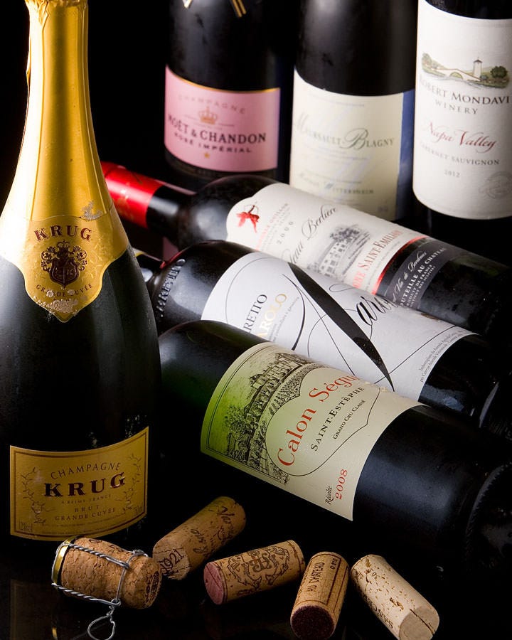 ワインやシャンパンなどお酒も豊富に取り揃えております。