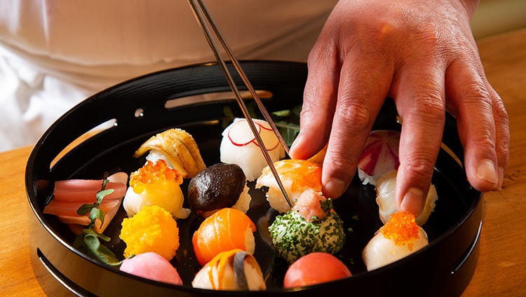 福岡でも屈指の老舗料亭として、日々研鑽に励む料理人の技を堪能