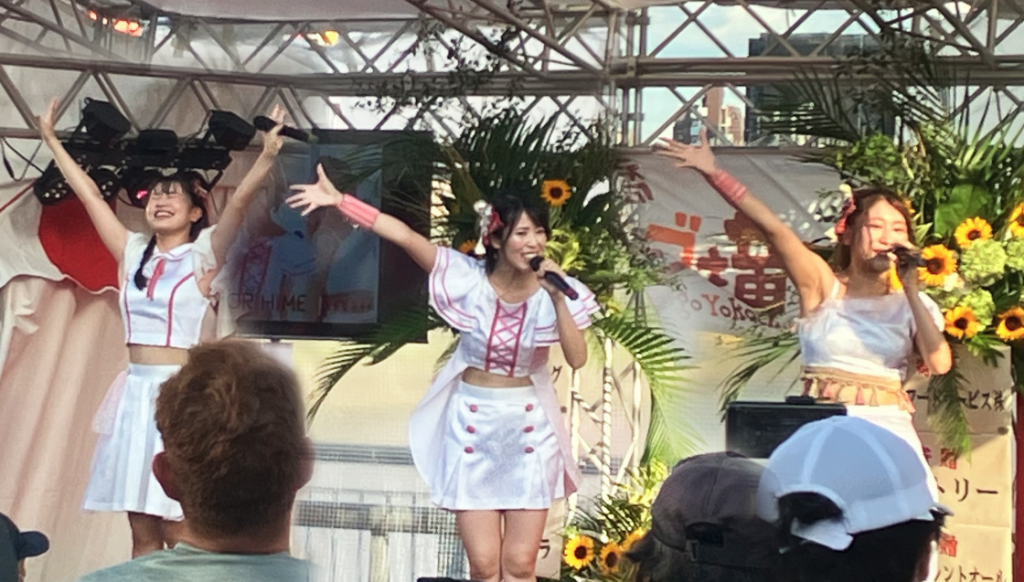 地元福岡・九州からアイドルグループの華やかなステージ