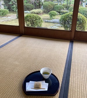 大濠日本庭園広間縁と茶菓