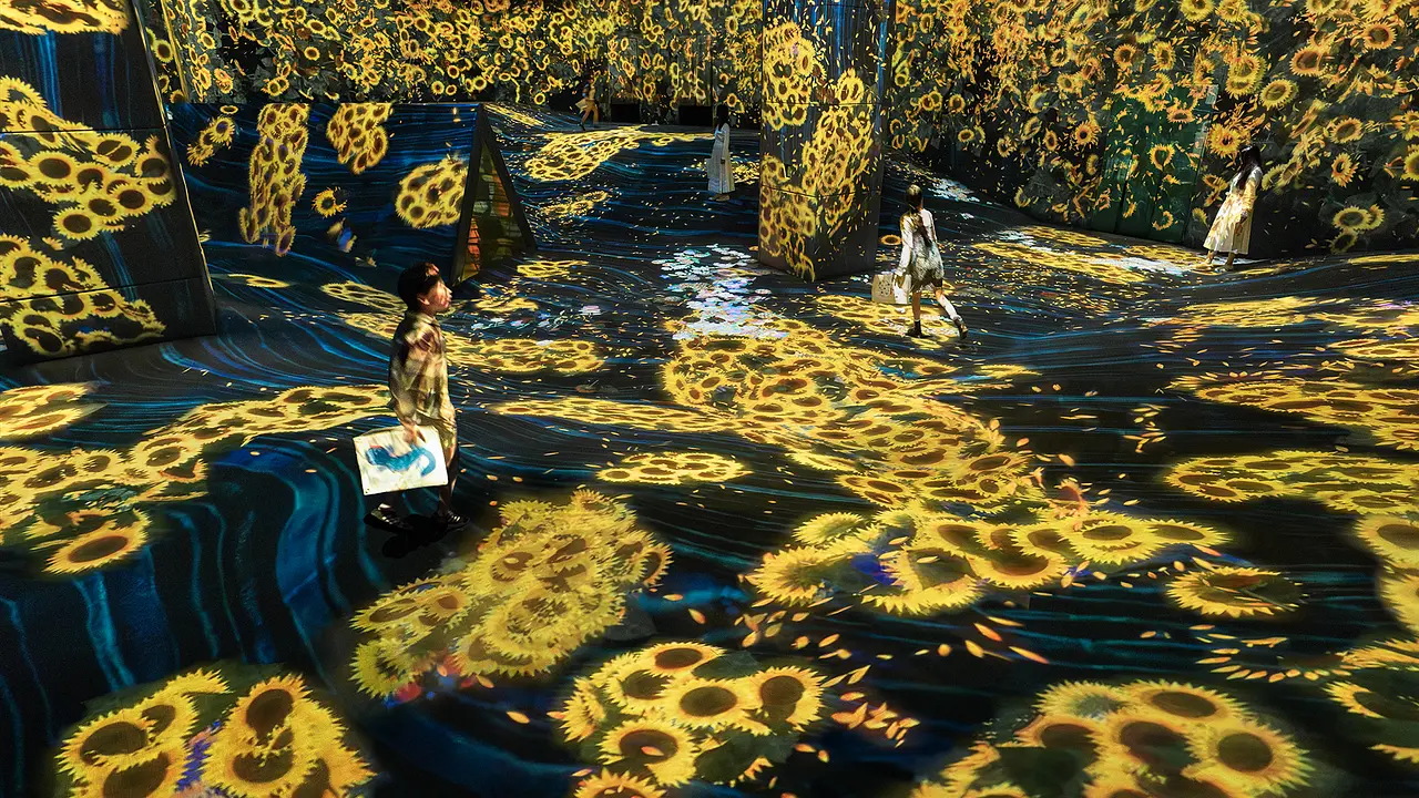 チームラボフォレスト福岡_夏　　キャプション：チームラボ《うごめく谷の花と共に生きる生き物たち - A Whole Year per Year》©チームラボ