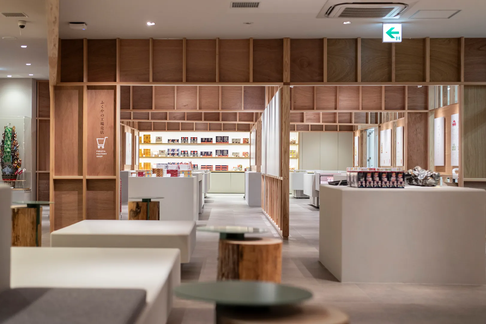 明太子を堪能できるメニューをご用意したカフェコーナーやお土産を購入できる売店を併設