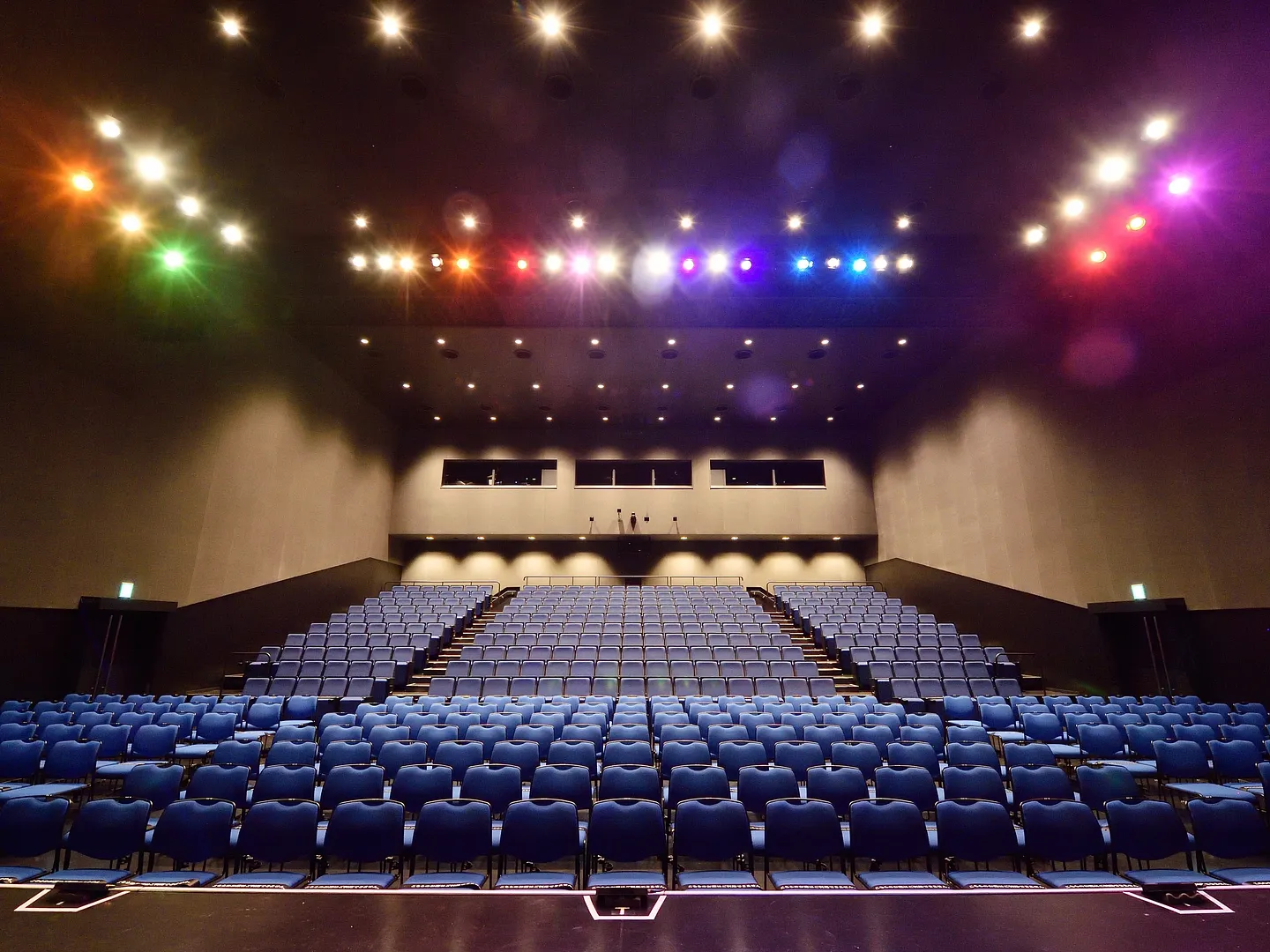 劇場内観② (2) (1).jpg