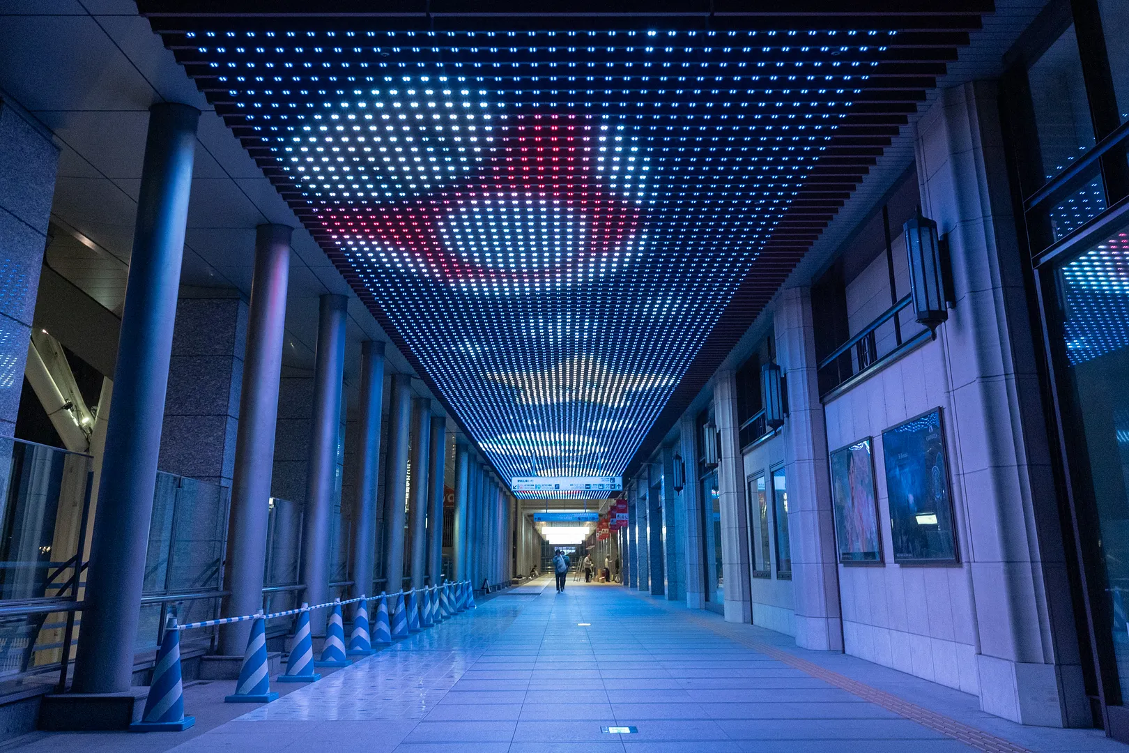 「スーパーマリオ」のキャラクターやアイテムがにぎやかに動き回る「LED SKY WALK」の演出も必見！ © Nintendo　© JR HAKATA CITY