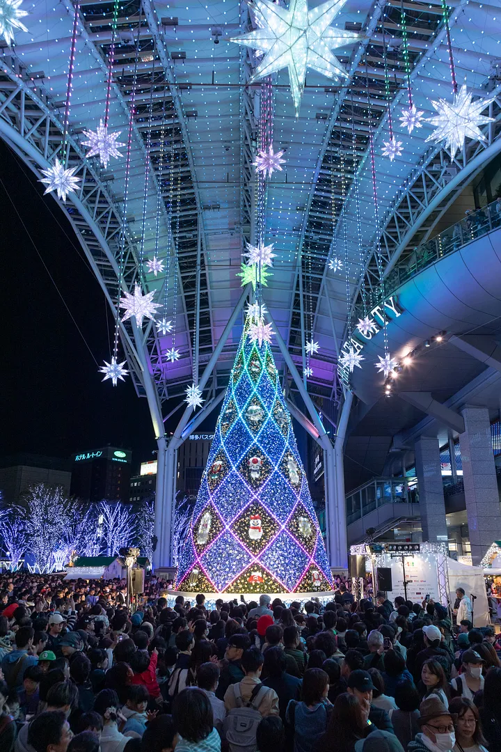 高さ14.9メートルの「シンボルツリー」には、ホリデーデザインの「スーパーマリオ」のキャラクターやアイテムのオーナメント等のデコレーションが登場！ © Nintendo　© JR HAKATA CITY