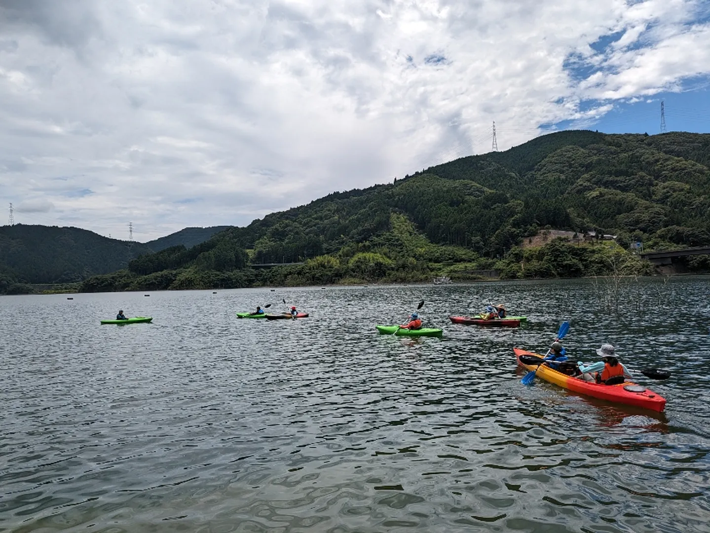 流れの少ないダム湖で安全に楽しめます！ 