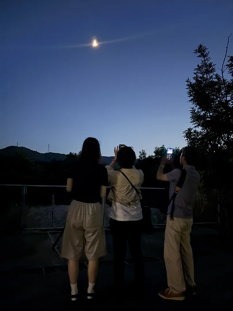 スマホで撮る夜景の楽しみ方（撮影様子①）