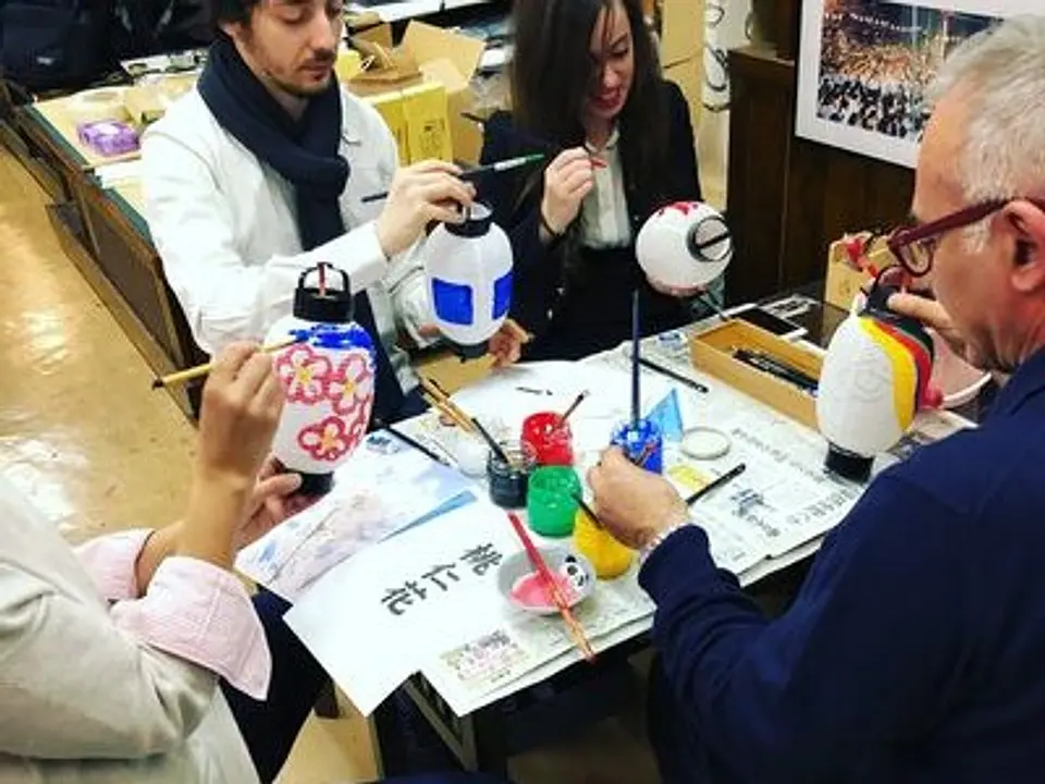 何度でも行きたい！五感で楽しむ福岡体験ガイド 門田提灯店「提灯絵付け体験」1