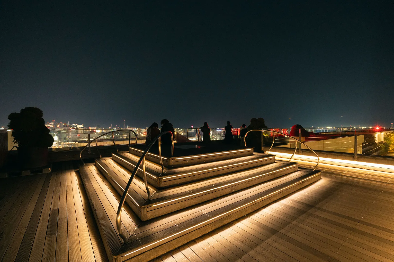 福岡の夜は、少し高い場所から見るともっと美しい。上空から楽しむ4つの夜景スポット1