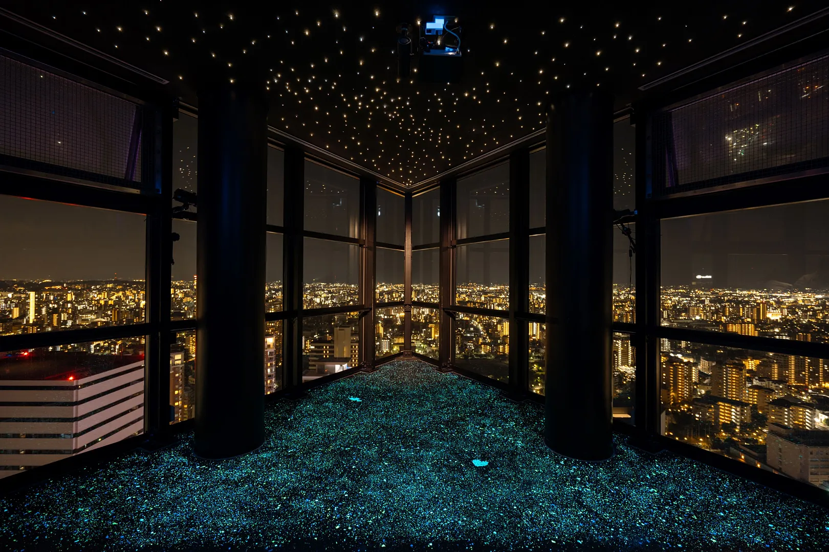 福岡の夜は、少し高い場所から見るともっと美しい。上空から楽しむ4つの夜景スポット15