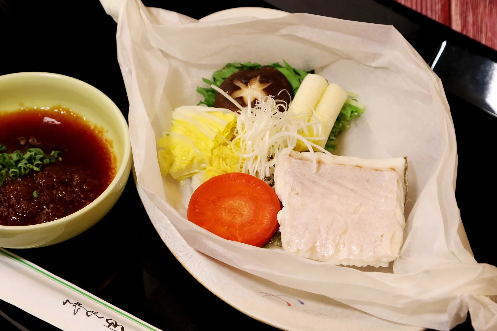  海の国（うおざ内）【天然ひらめと冬野菜の包み蒸し ちり酢添え】