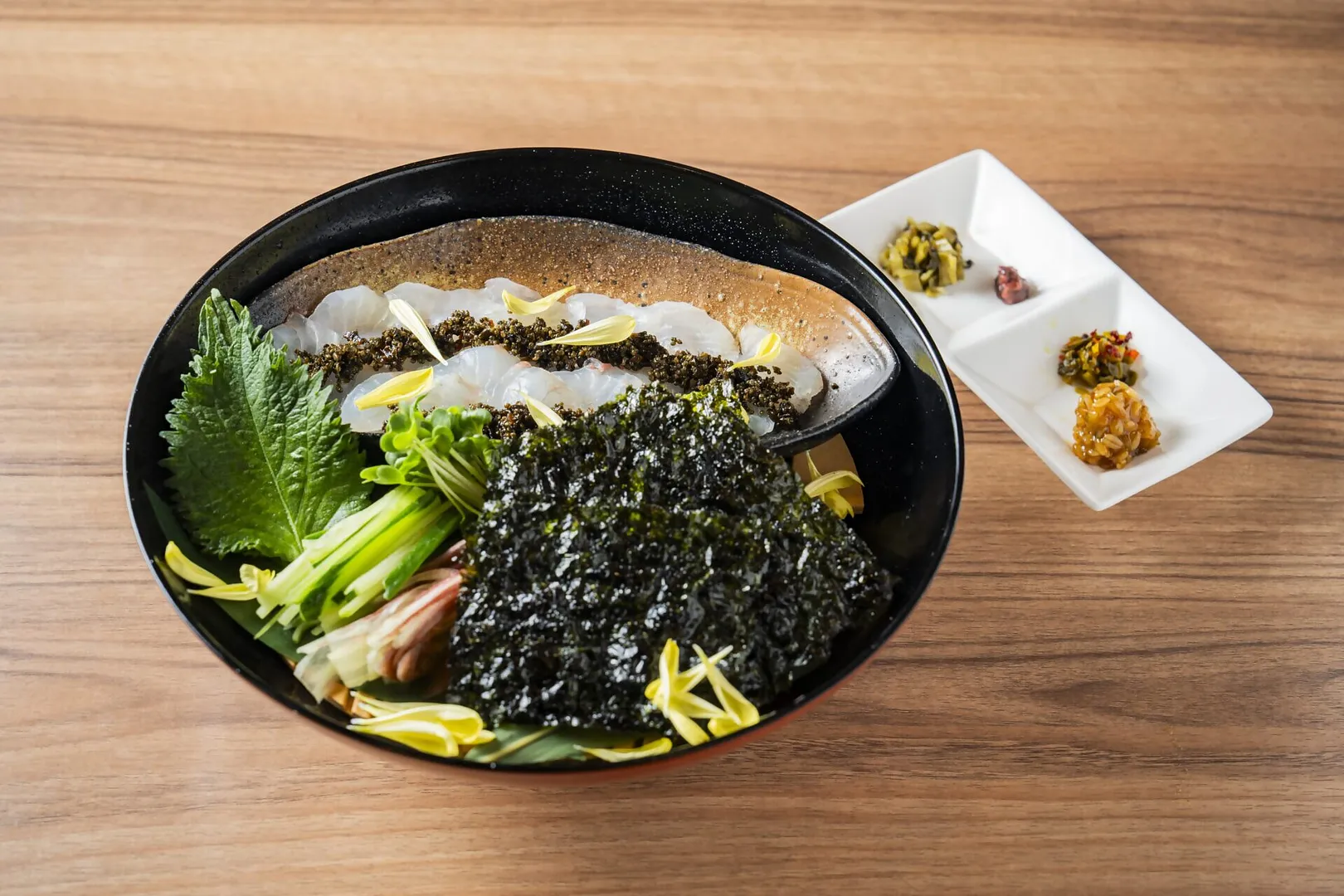 どんぶり酒場 どんどん【ひらめの即席昆布締め 巻き巻きサラダ仕立て】 