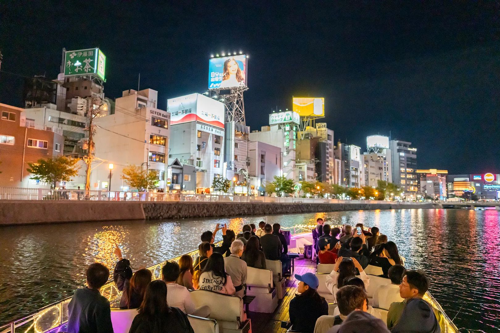 カイセイさん＆あずさんと行く、福岡のナイトライフと朝の旅15
