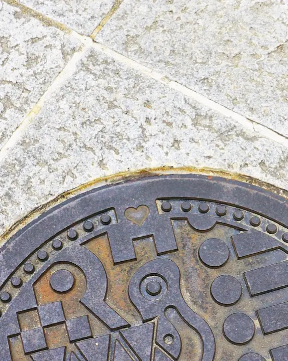 福岡市内のハートスポット5選 マンホール1