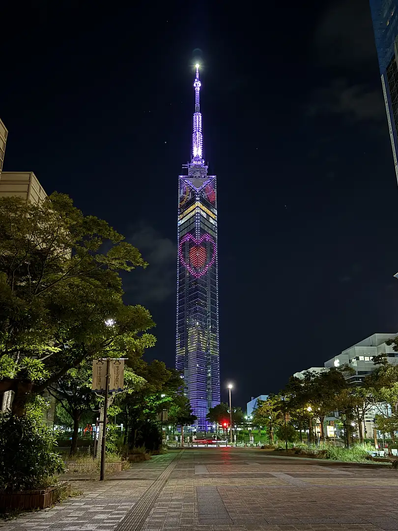 福岡タワーがピンク色に染まる夜！「恋色バレンタインイルミネーション