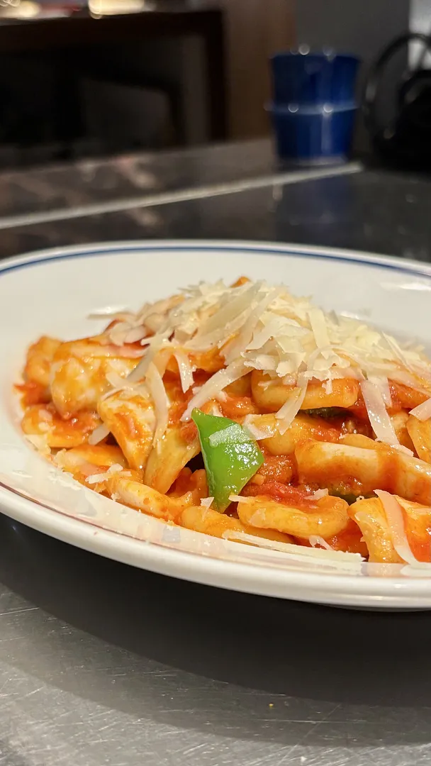 福岡産ヤリイカとトマトソース手打ちオレキエッテ（o/sio FUKUOKA）