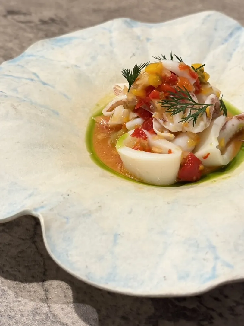 福岡産ヤリイカのセビーチェ 夏野菜と青唐辛子のサルサ（ワイン食堂Vin Vie）