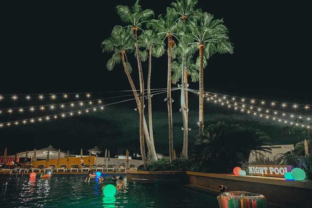 LUIGANS BEACH CLUB -NIGHT POOL-